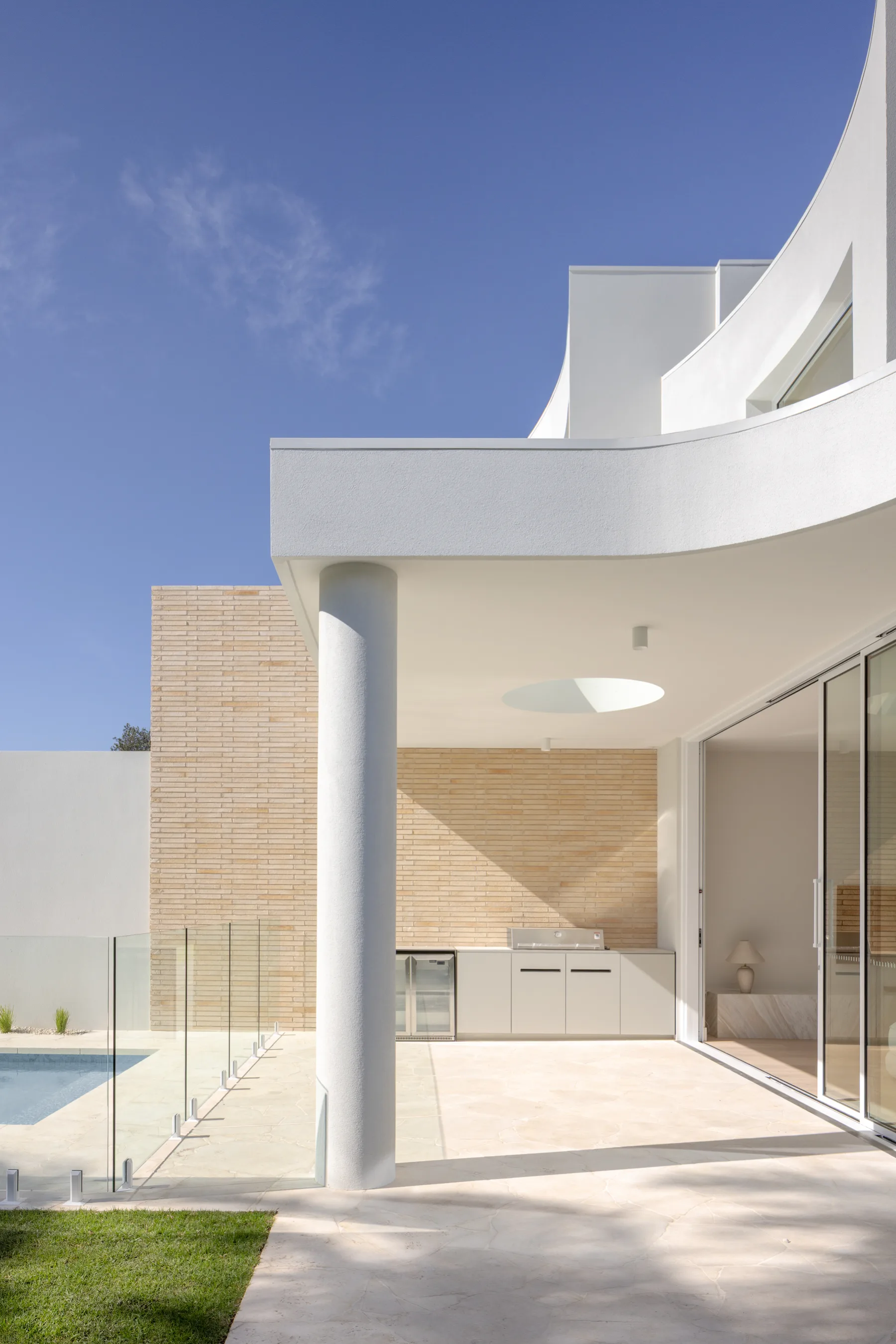 Darcy Avenue, Sandringham. Rendered facade and the glazed return.
