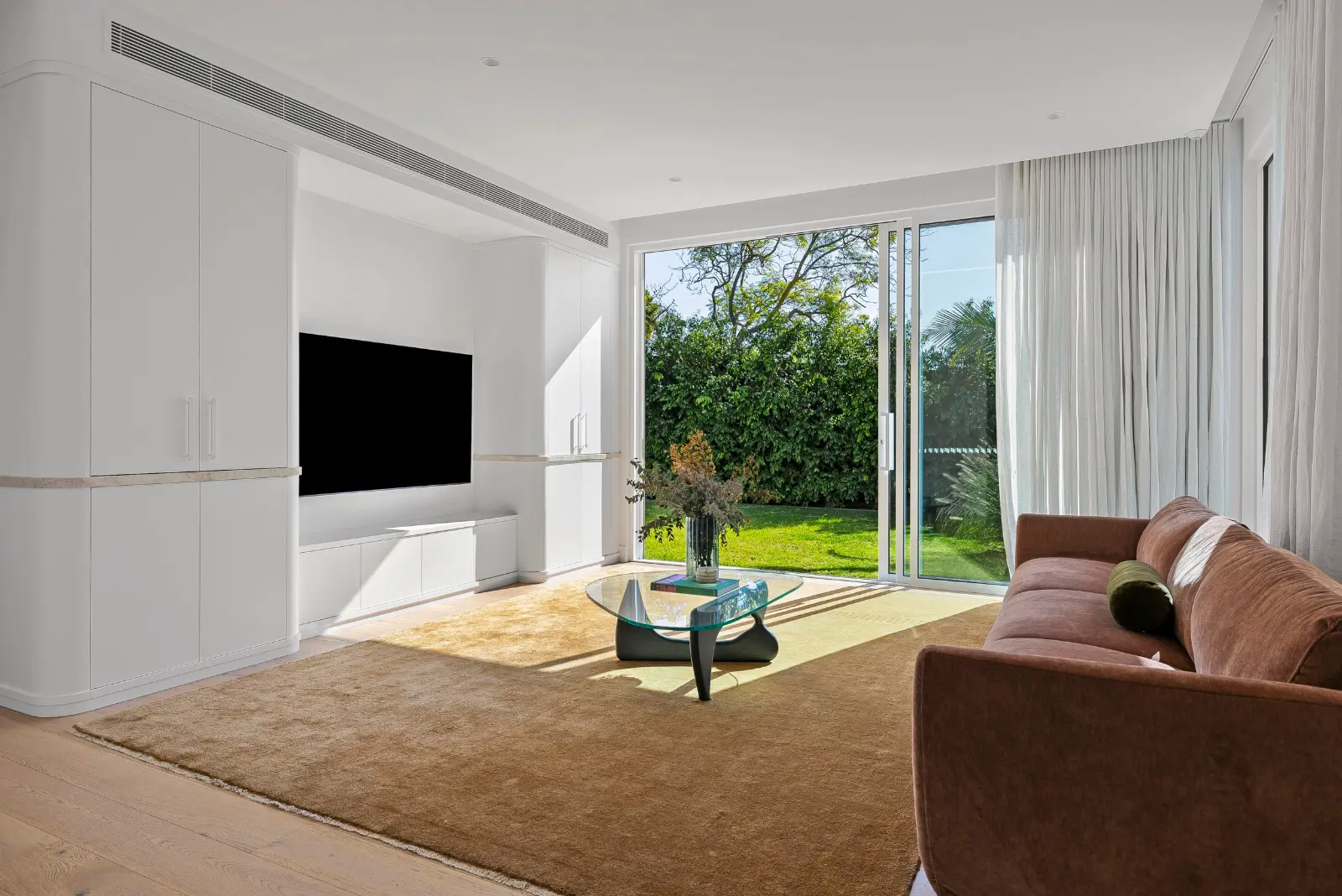 Glasshouse, Mount Eliza. Living room opening to the garden.